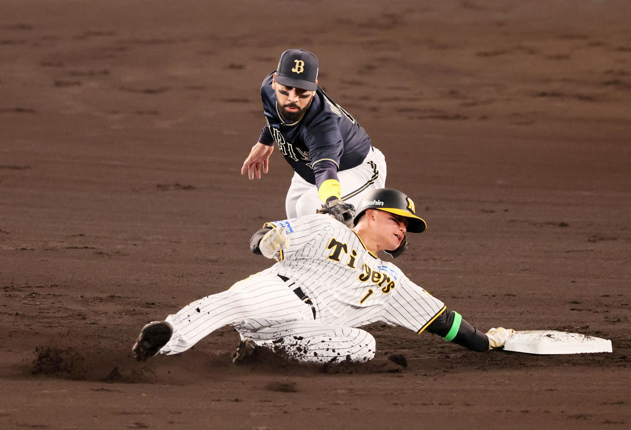 阪神対オリックス　1回裏阪神1死一、三塁、一塁走者森下は打者大山悠輔のとき二塁盗塁失敗。野手はゴンザレス（撮影・加藤哉）