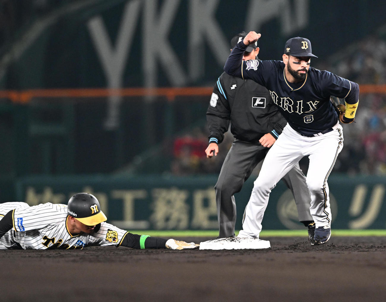 阪神対オリックス　1回裏阪神1死一、三塁、盗塁を試みた森下はタッチアウト、野手はゴンザレス（撮影・和賀正仁）