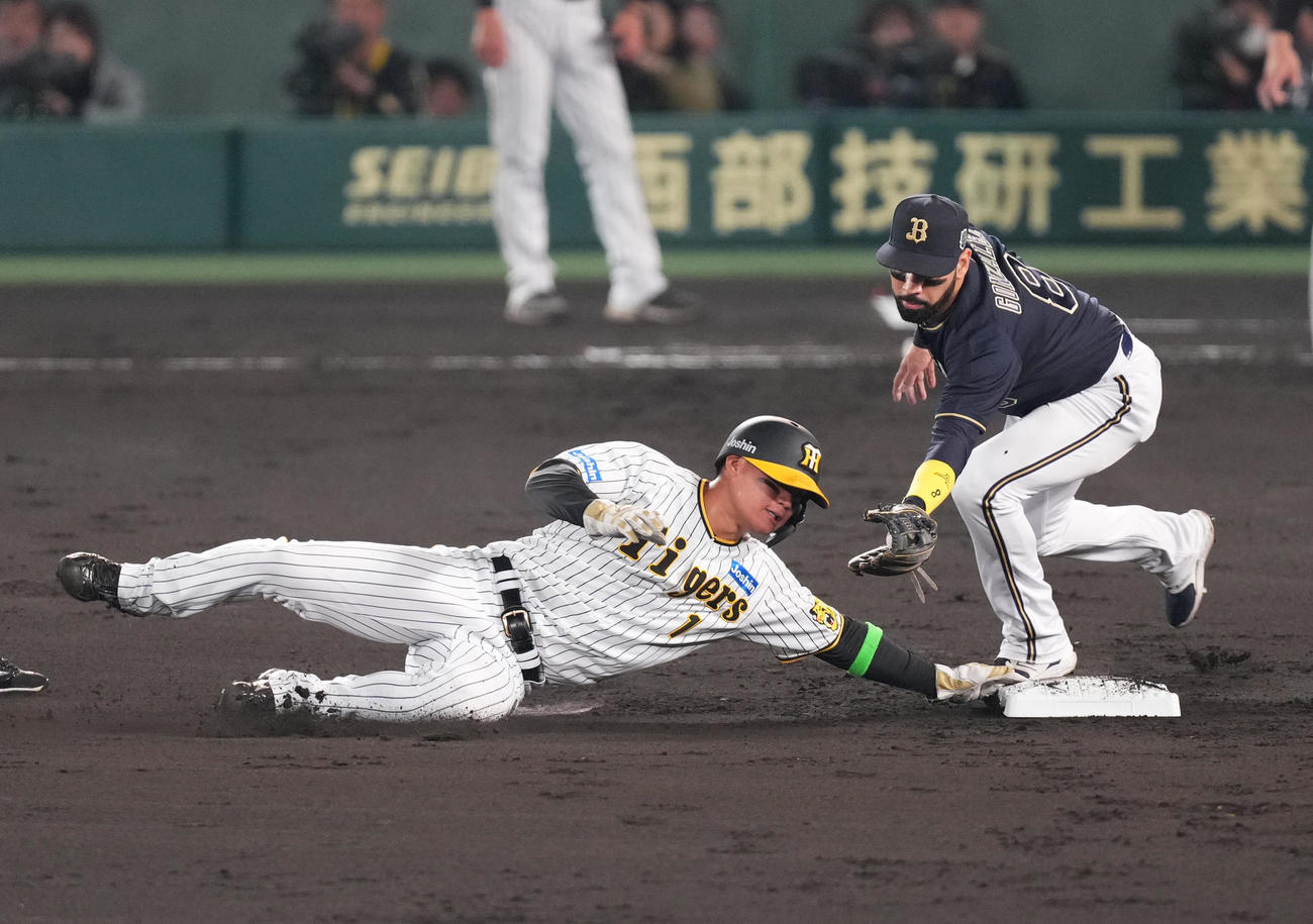 日本シリーズ第5戦　阪神対オリックス　1回裏阪神1死一、三塁、打者大山の三振で二塁盗塁を狙うもアウトとなる一塁走者森下（撮影・菅敏）