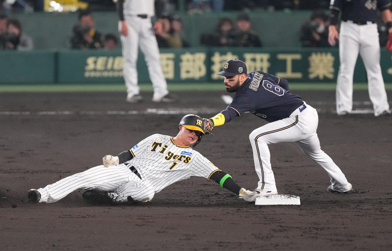 日本シリーズ第5戦　阪神対オリックス　1回裏阪神1死一、三塁、打者大山の三振で二塁盗塁を狙うもアウトとなる一塁走者森下（撮影・菅敏）
