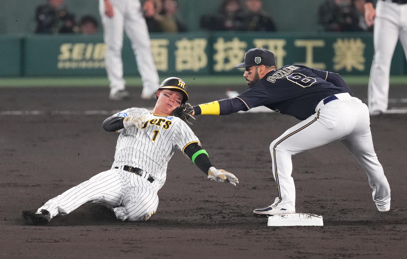 日本シリーズ第5戦　阪神対オリックス　1回裏阪神1死一、三塁、打者大山の三振で二塁盗塁を狙うもアウトとなる一塁走者森下（撮影・菅敏）