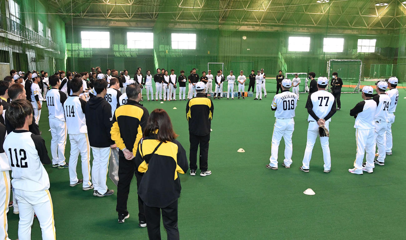 練習開始前に円陣を組むソフトバンク野手陣（撮影・岩下翔太）