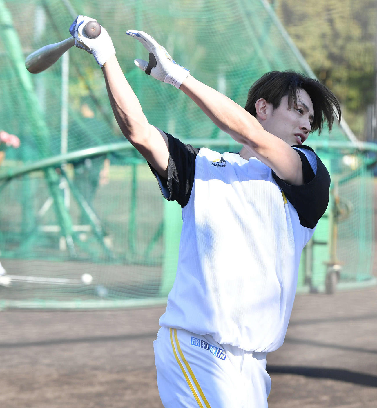 トス打撃を行う周東（撮影・岩下翔太）