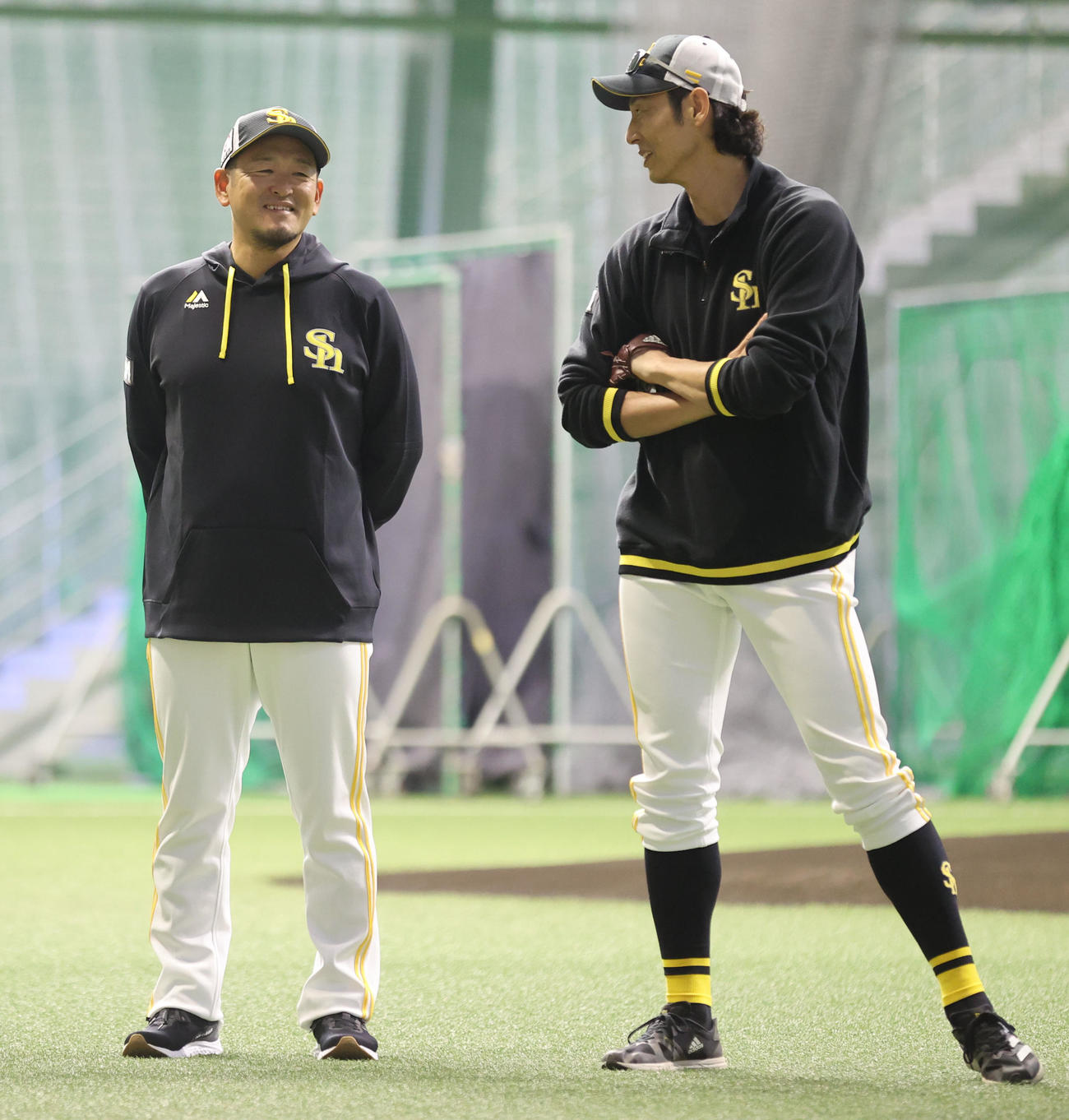 話をする倉野1軍投手コーチ兼ヘッドコーディネーター（左）と斉藤4軍監督（撮影・梅根麻紀）