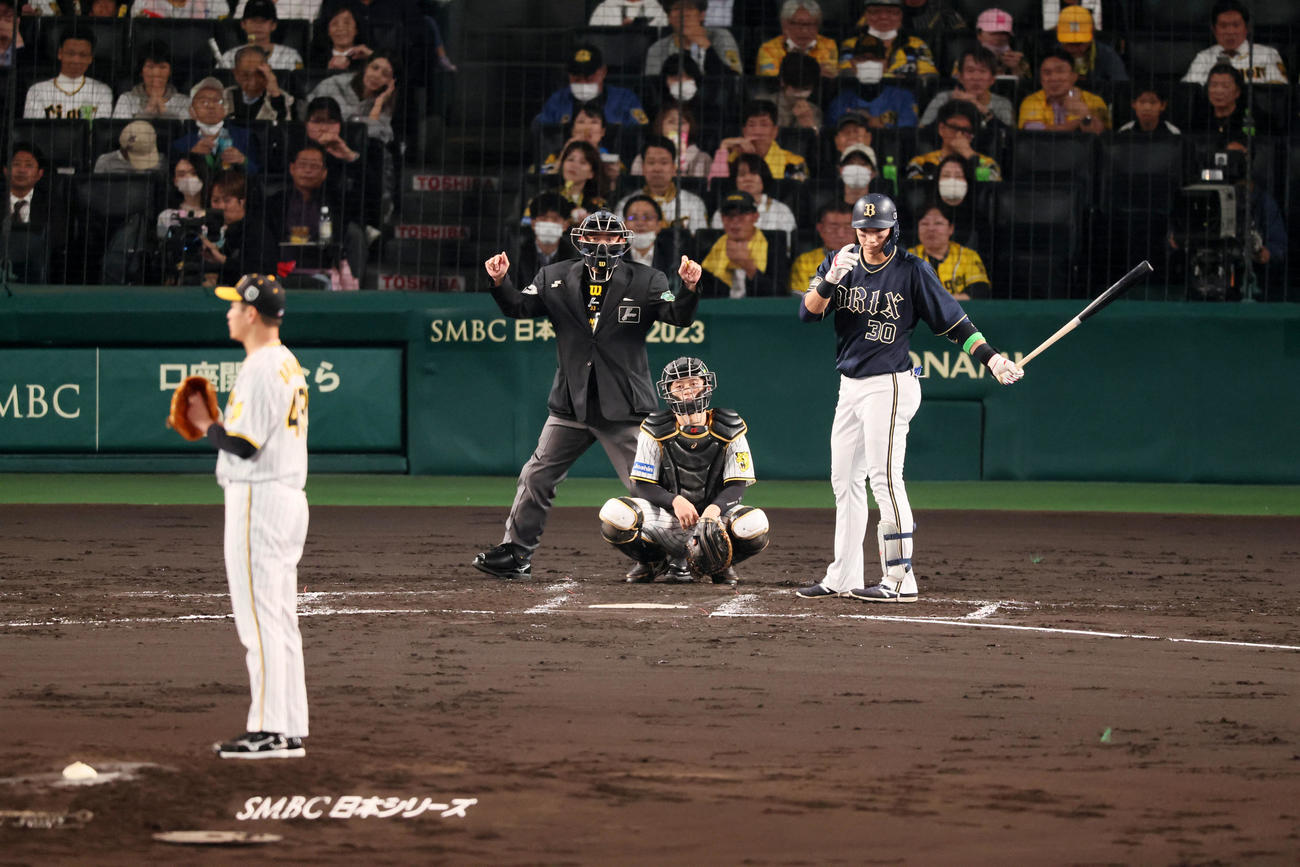 阪神対オリックス　3回表オリックス1死、広岡はタイムを要求し打席をはずす。投手は大竹（撮影・加藤哉）
