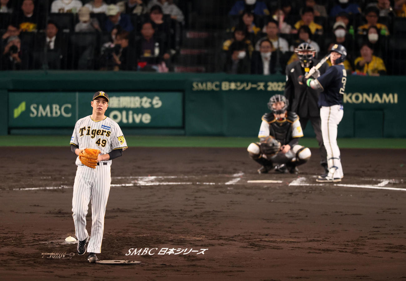 阪神対オリックス　3回表オリックス1死、大竹は打席の広岡がタイムを要求しマウンド後方を歩いて呼吸を整える（撮影・加藤哉）