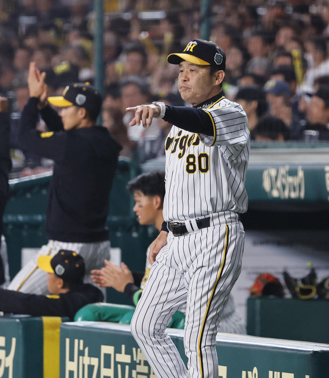 阪神対オリックス　5回裏阪神1死二塁、代打を告げる阪神岡田監督（撮影・藤尾明華）