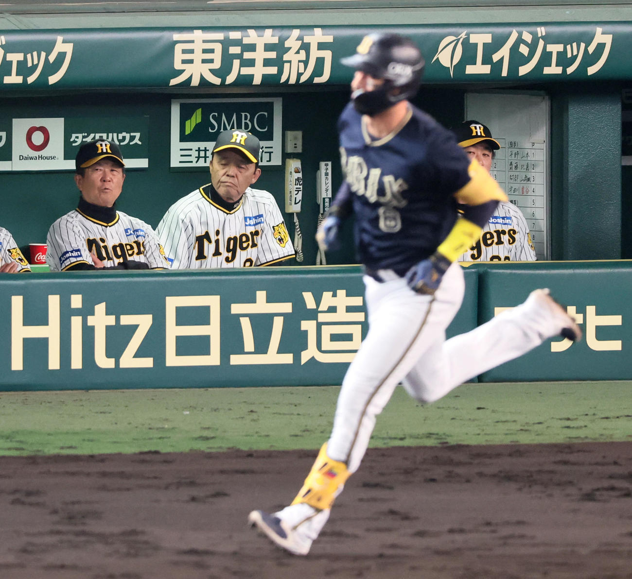 阪神対オリックス　4回表オリックス2死、ゴンザレスの左越えソロ本塁打をベンチから見つめる岡田監督。左は平田ヘッドコーチ（撮影・加藤哉）