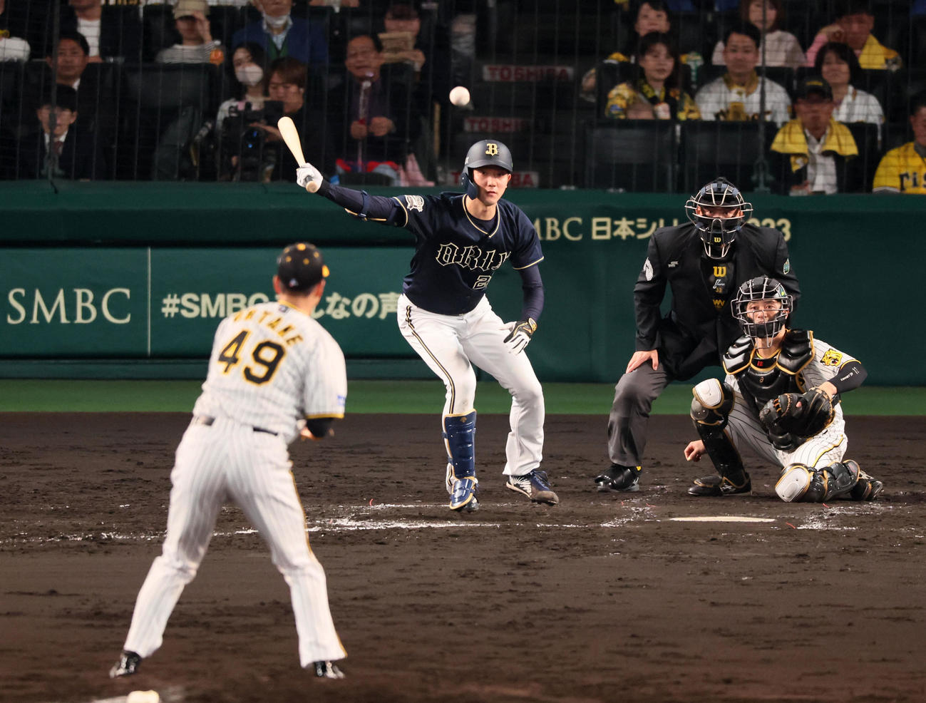 阪神対オリックス　5回表オリックス無死、田嶋は投手への安打を放つ。投手は大竹（撮影・加藤哉）