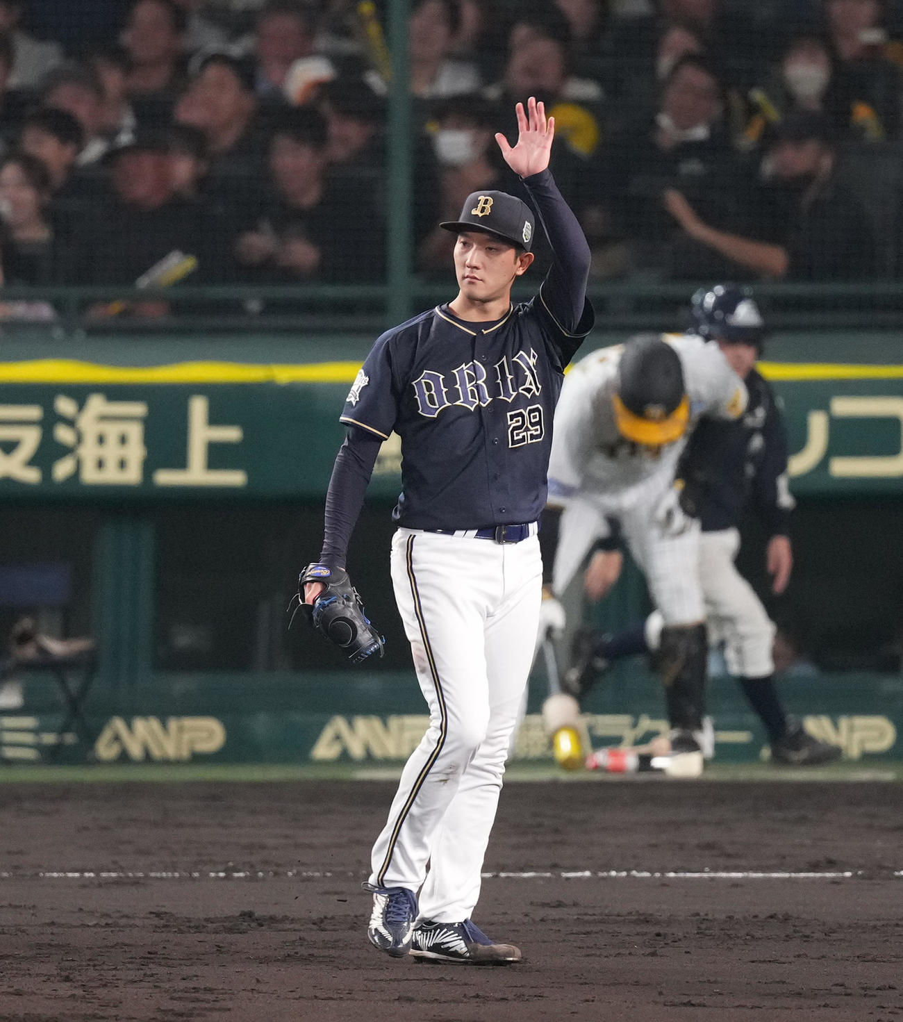 阪神対オリックス　3回裏阪神1死一塁、森下を併殺打に打ち取り、手を上げる田嶋（撮影・菅敏）