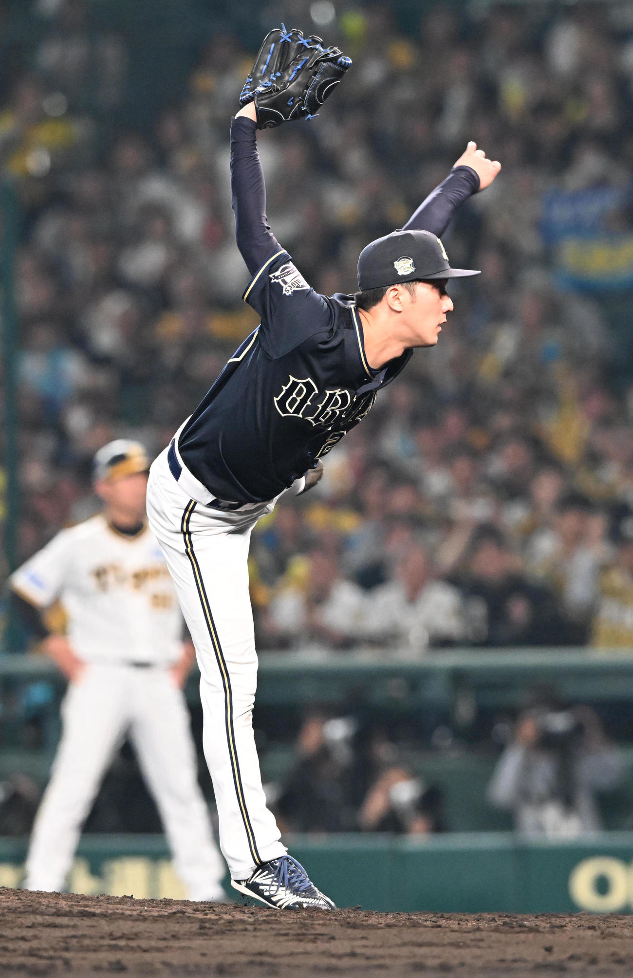 阪神対オリックス　5回裏阪神2死三塁、近本を空振り三振に仕留める田嶋（撮影・和賀正仁）
