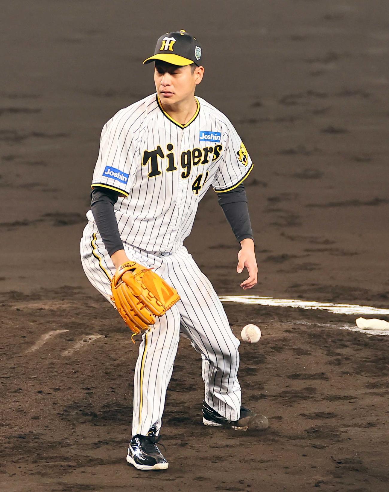日本シリーズ第5戦　阪神対オリックス　5回表オリックス無死、大竹は田嶋の打球を見失い内野安打を許す（撮影・上田博志）