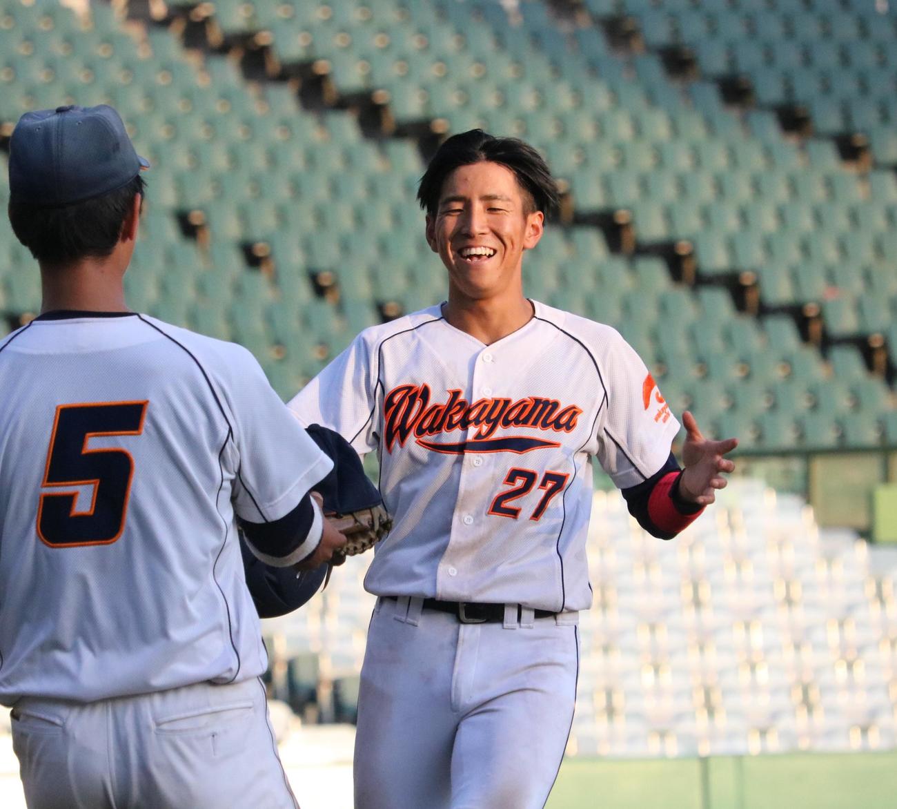 大商大対和歌山大　8回表、2死二、三塁、和歌山大の笠木悠翔外野手（3年＝兵庫県大付）が中前へ適時打を放って笑顔を見せる（撮影・林亮佑）