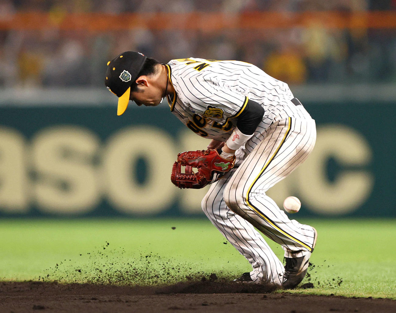 阪神対オリックス　7回表オリックス2死一塁、森の打球を後逸する二塁手中野（撮影・上山淳一）