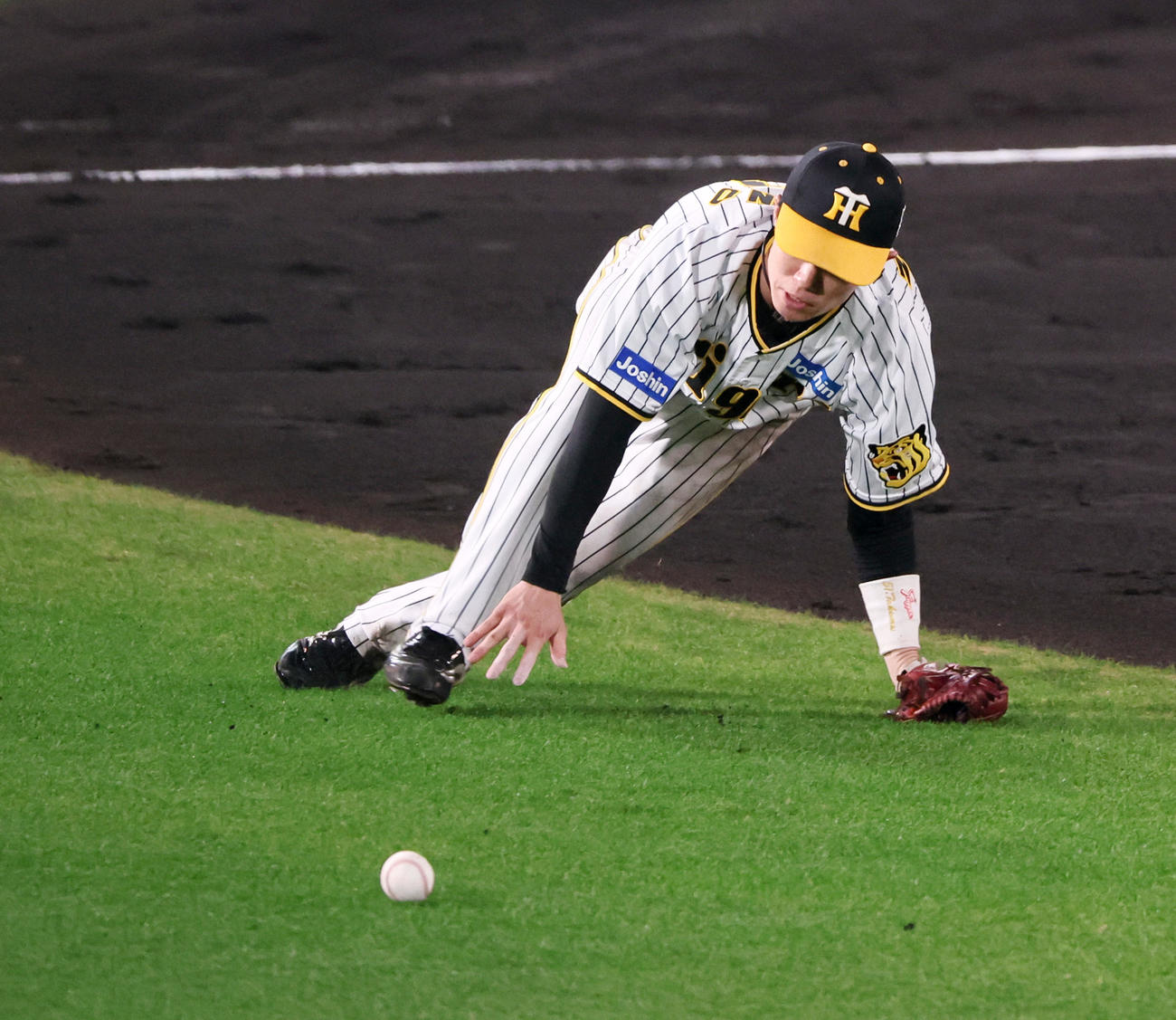 阪神対オリックス　7回表オリックス2死一塁、中野は森の「打球を捕れず適時失策となる（撮影・加藤哉）