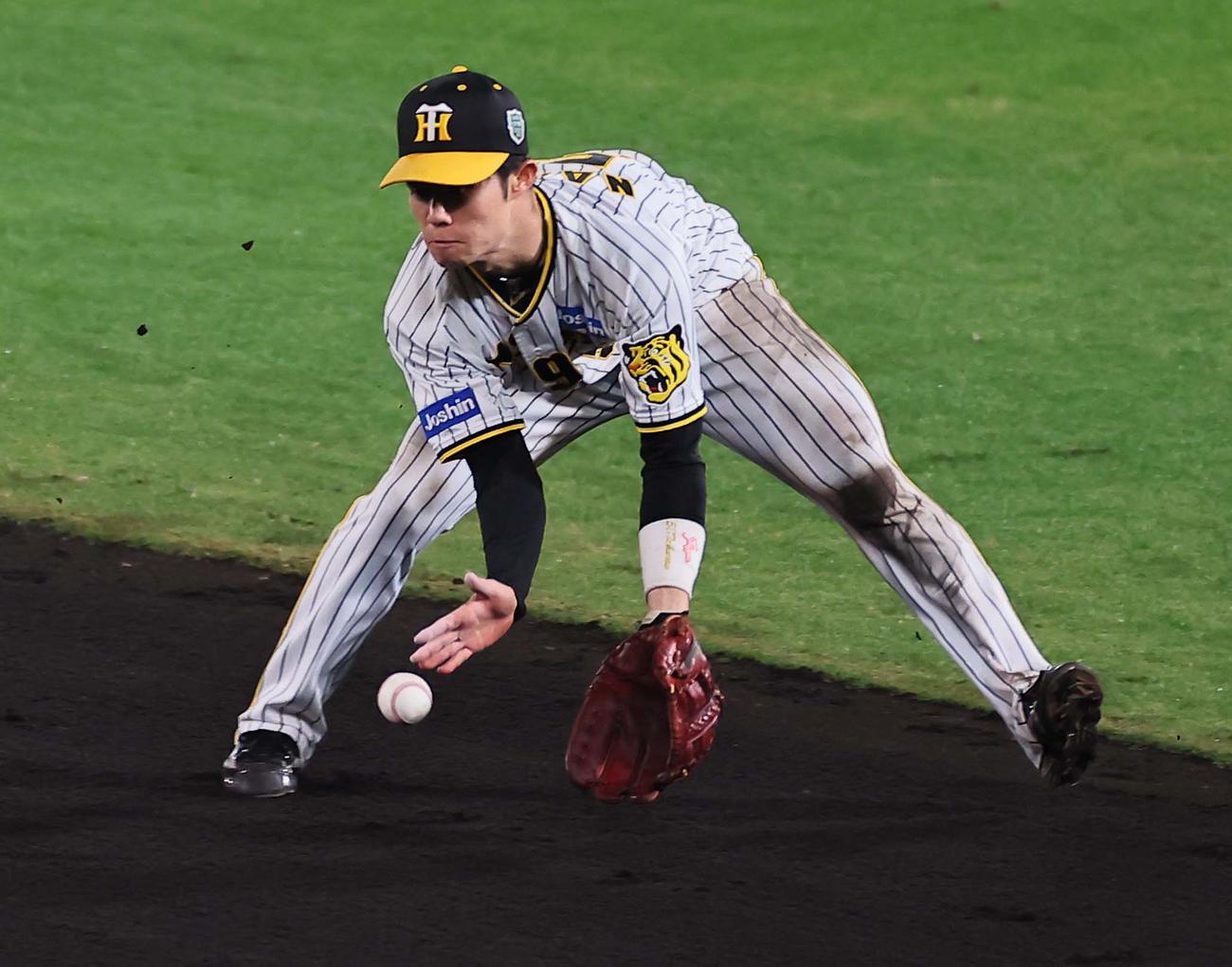 日本シリーズ第5戦　阪神対オリックス　7回表オリックス2死一塁、中野は森の打球を後逸する（撮影・上田博志）