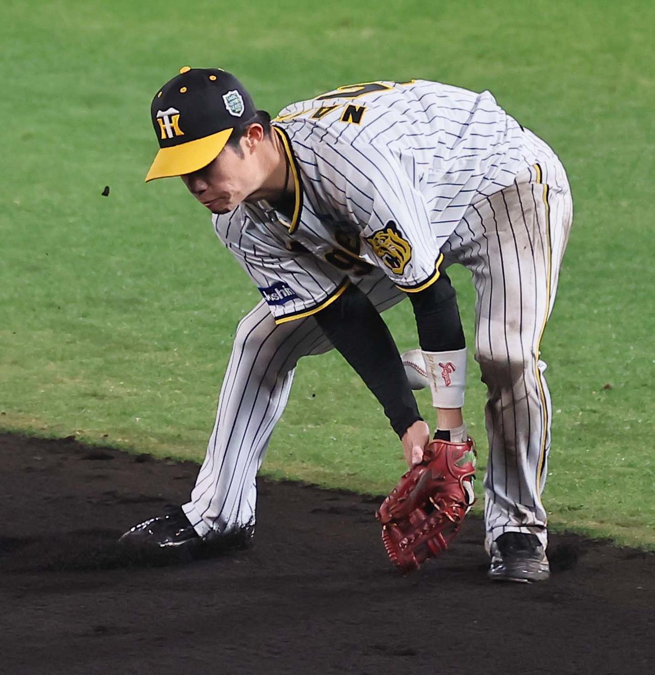日本シリーズ第5戦　阪神対オリックス　7回表オリックス2死一塁、中野は森の打球を後逸する（撮影・上田博志）