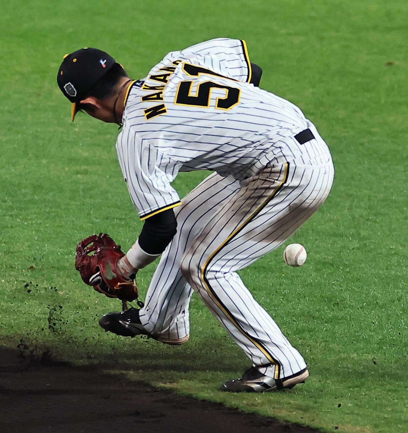 日本シリーズ第5戦　阪神対オリックス　7回表オリックス2死一塁、中野は森の打球を後逸する（撮影・上田博志）