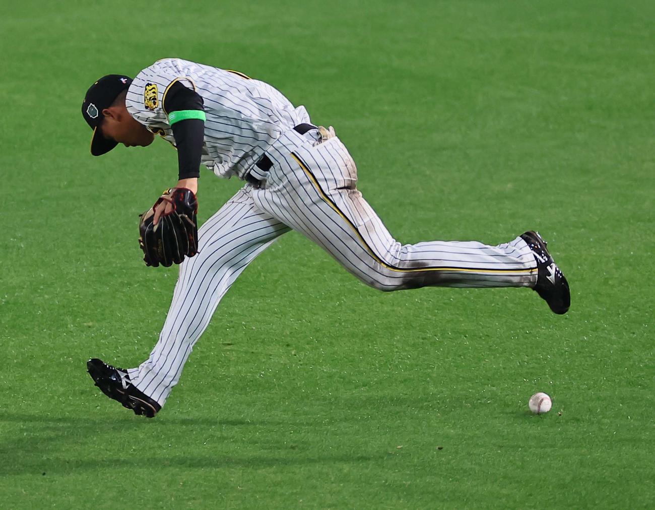 日本シリーズ第5戦　阪神対オリックス　7回表オリックス2死一塁、中野のカバーに入った森下もボールをつかみきれず宗の生還を許す（撮影・上田博志）