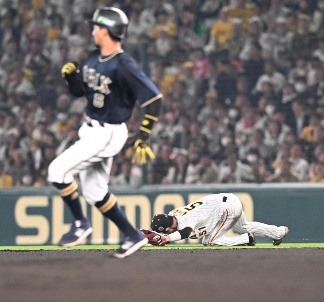 阪神対オリックス　7回表オリックス2死一塁、森の打球をはじく二塁手中野（撮影・和賀正仁）