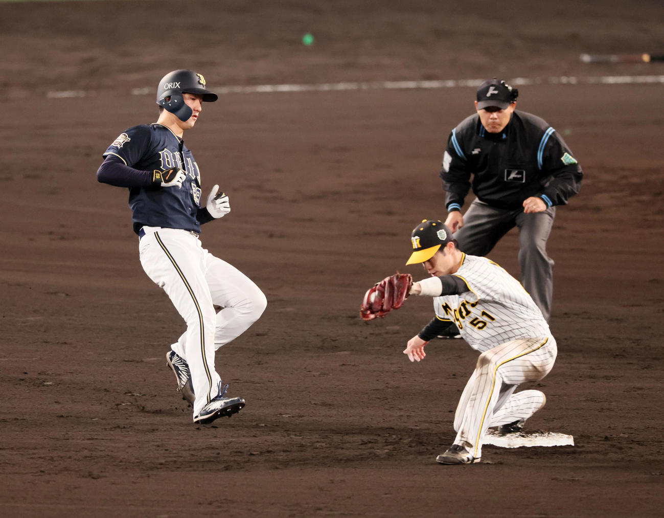 阪神対オリックス　7回表オリックス1死一塁、一塁走者田嶋は宗の中前打で二塁進塁もアウトになる。野手は中野（撮影・加藤哉）