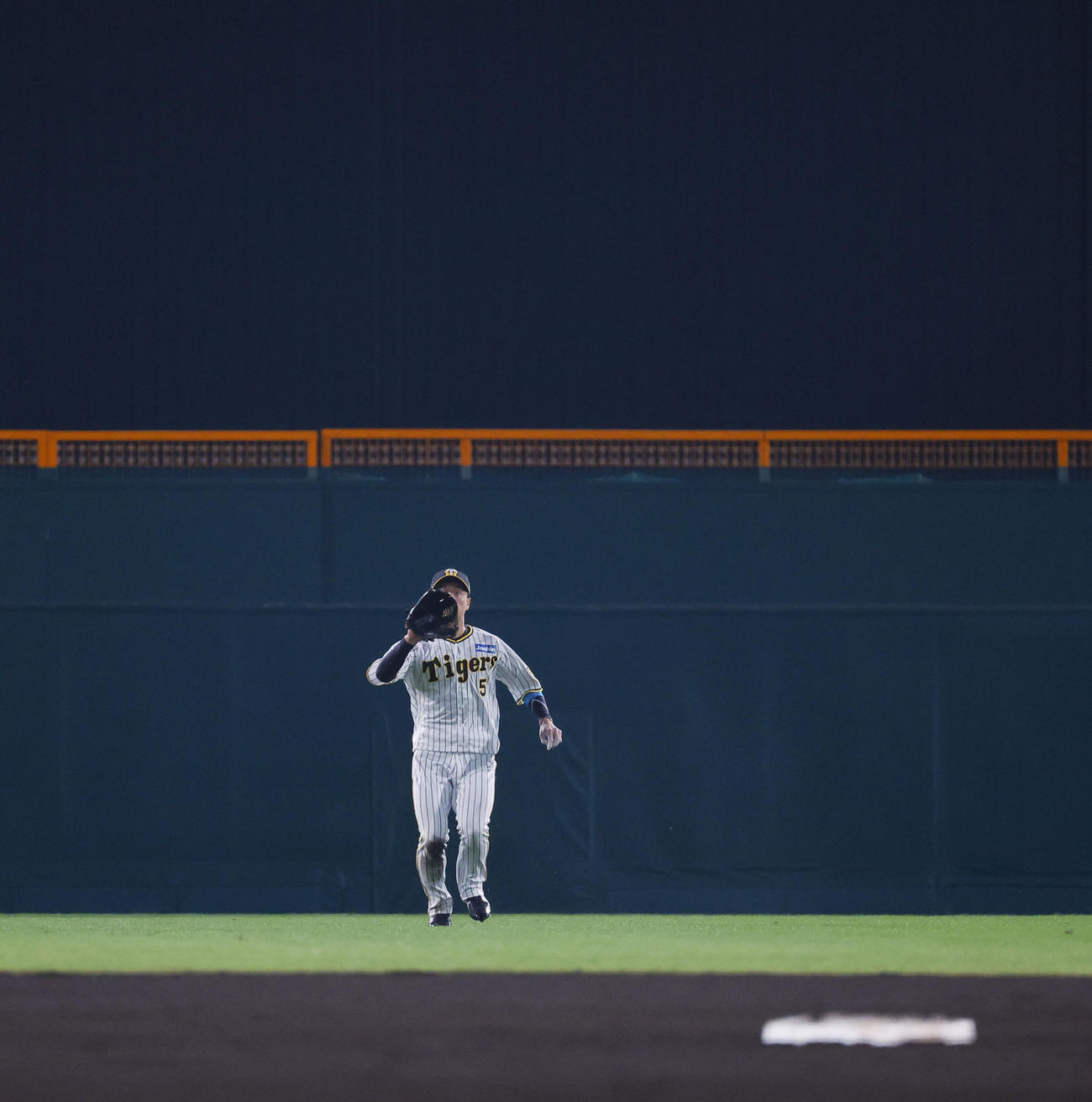 阪神対オリックス　7回表オリックス1死一塁、宗の中前の打球を二塁封殺し、中前ゴロにする阪神近本（撮影・藤尾明華）