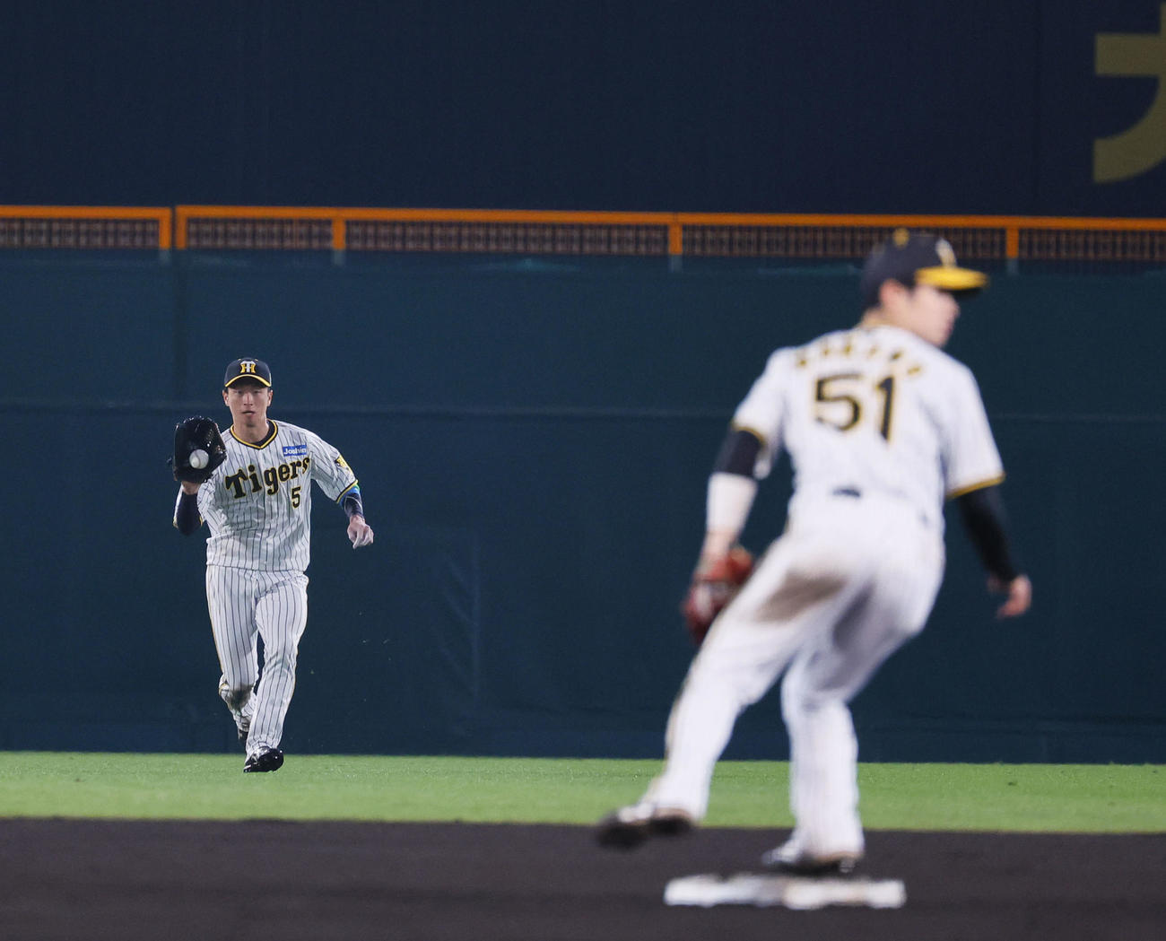 阪神対オリックス　7回表オリックス1死一塁、宗の中前の打球を二塁封殺し、中前ゴロにする阪神近本（撮影・藤尾明華）