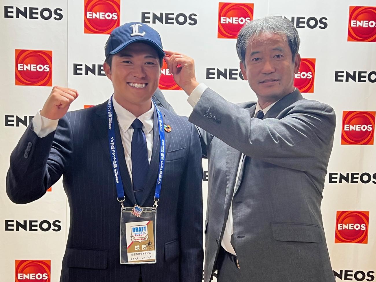 西武潮崎編成ディレクター（右）らの指名あいさつを受けたドラフト7位のエネオス糸川（撮影・金子真仁）