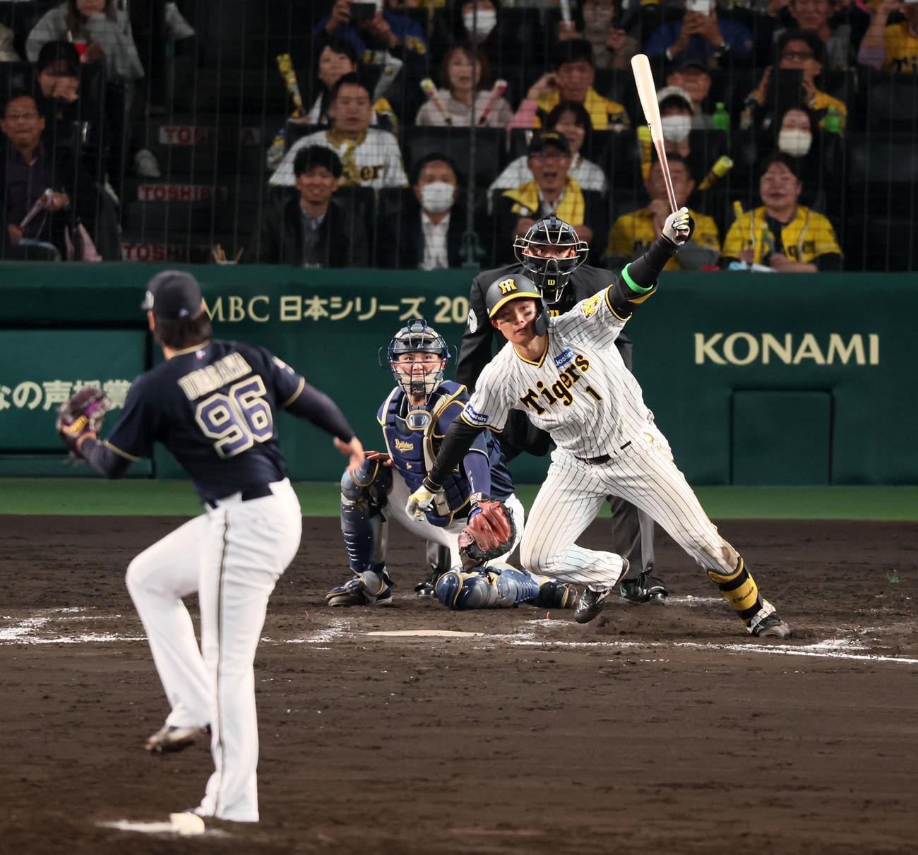 阪神対オリックス　8回裏阪神1死二、三塁、森下は左適時三塁打を放つ。投手は宇田川（撮影・加藤哉）