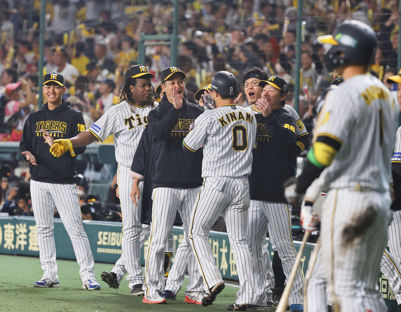 阪神対オリックス　8回裏阪神無死一、三塁、近本光司に右前適時打で生還した木浪を出迎える大竹（左から3人目）ら阪神ナイン（撮影・藤尾明華）