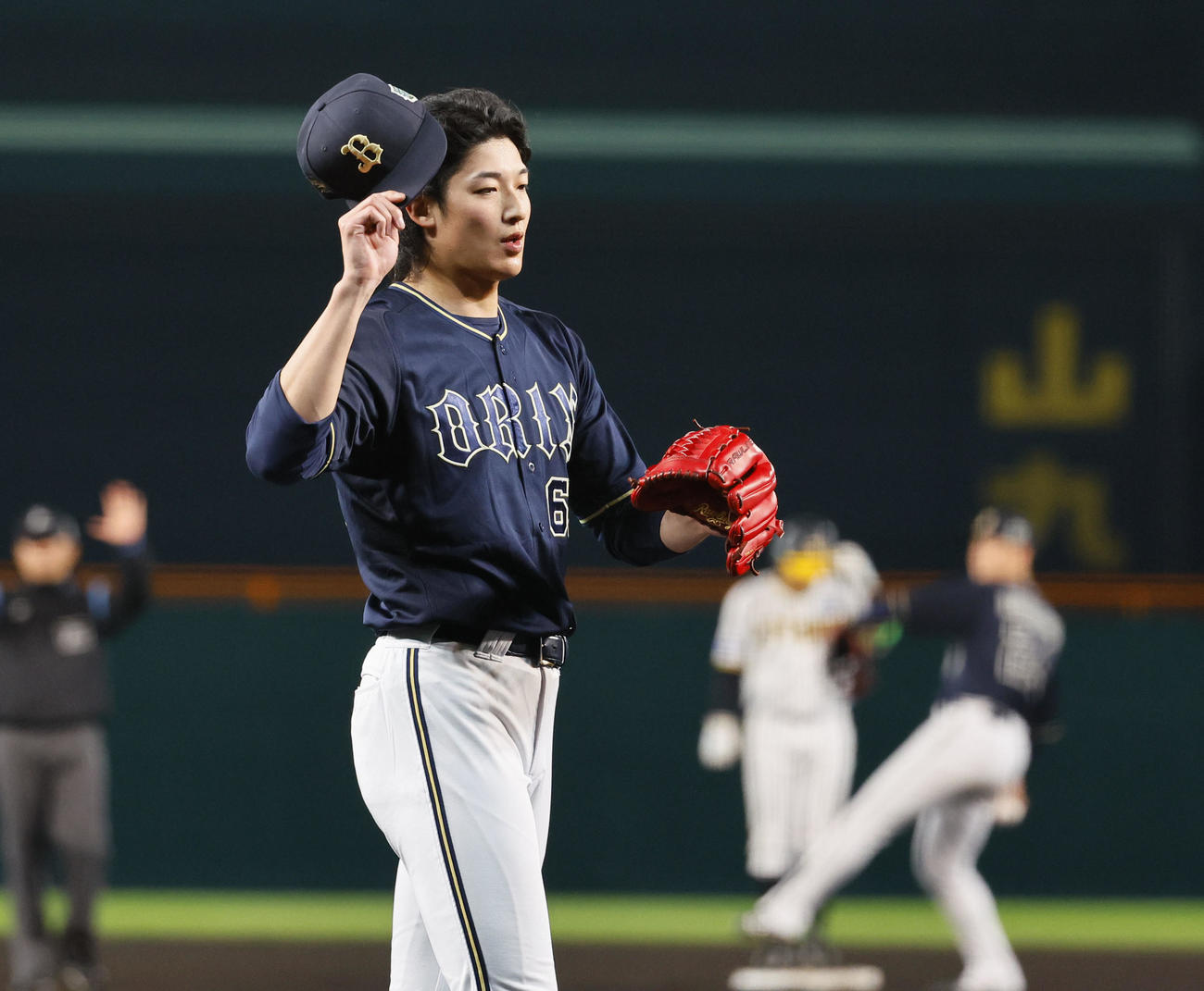 阪神対オリックス　8回裏阪神無死一、三塁、近本に右前適時打を許した山崎颯（撮影・藤尾明華）