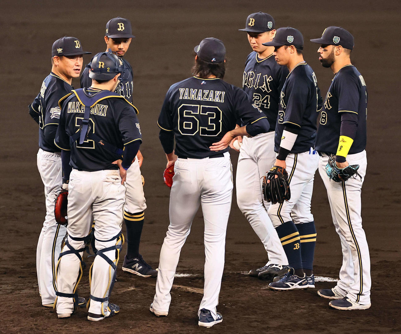 日本シリーズ第5戦　阪神対オリックス　中嶋監督（左）は山崎（中央）に交代を告げる（撮影・上田博志）
