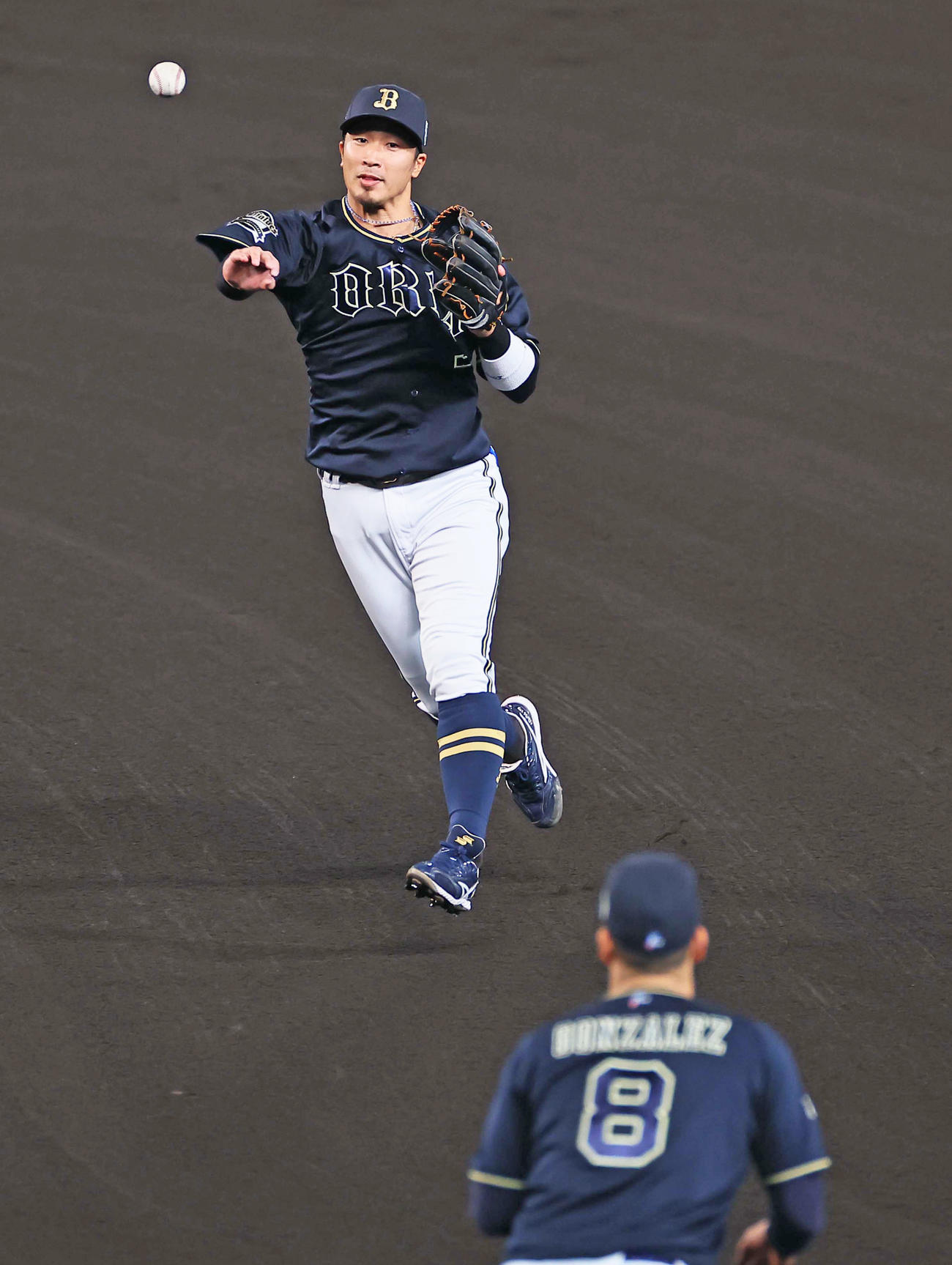 阪神対オリックス　8回裏阪神無死、木浪の打球を一塁へ悪送球する安達（撮影・上田博志）