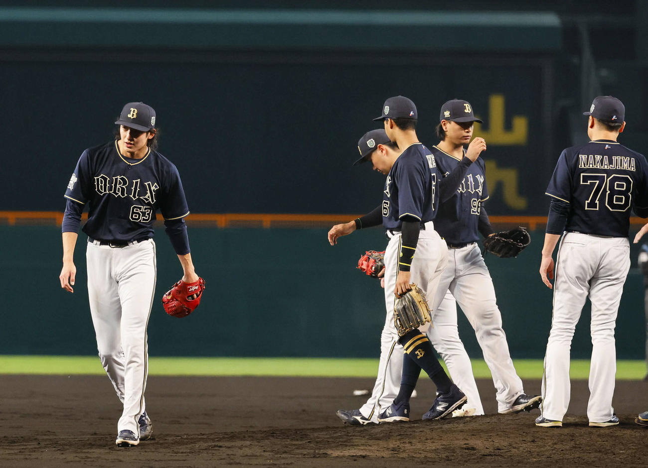 阪神対オリックス　8回裏阪神1死二、三塁、降板する山崎颯（左端（撮影・藤尾明華）
