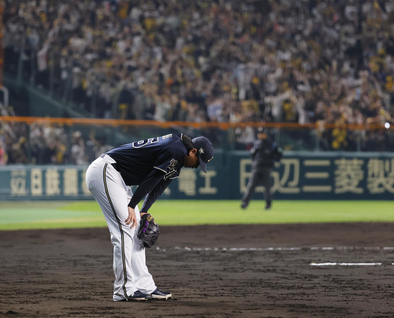阪神対オリックス　8回裏阪神1死二、三塁、森下に逆転の2点適時三塁打を許し、ガックリするオリックス宇田川（撮影・藤尾明華）