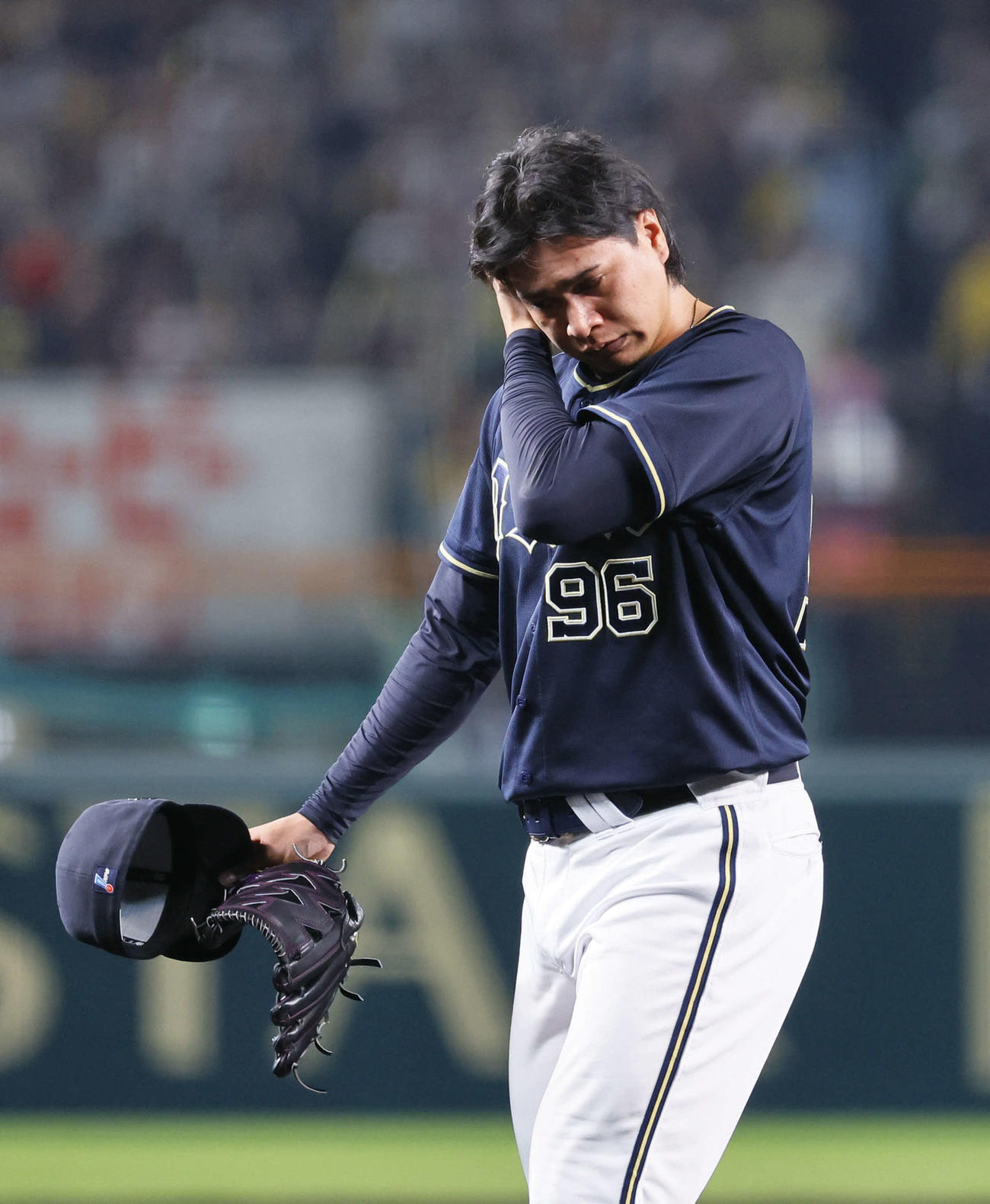 阪神対オリックス　8回裏阪神1死一塁、涙ぐみながら降板するオリックス宇田川（中央）（撮影・藤尾明華）