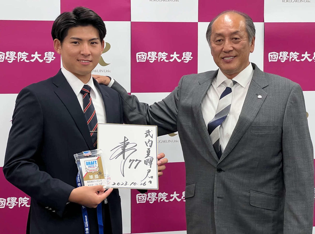 西武渡辺GM（右）からドラフト1位の指名あいさつを受けた国学院大・武内（撮影・金子真仁）