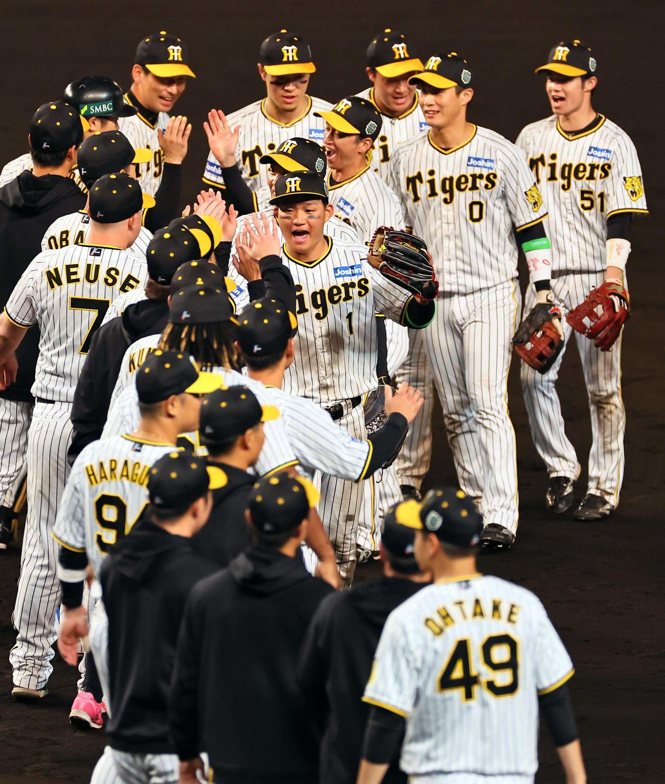 日本シリーズ第5戦　阪神対オリックス　オリックスに逆転勝利した森下（中央）ら阪神ナインはハイタッチして喜ぶ（撮影・上田博志）
