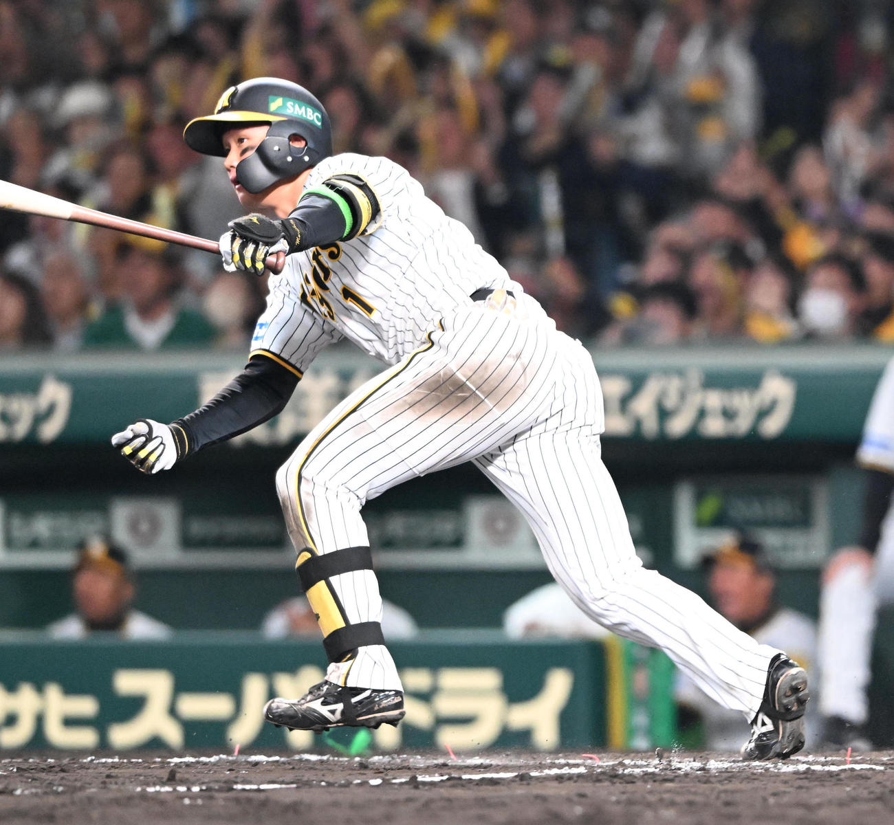 阪神対オリックス　8回裏阪神1死二、三塁、左中間に逆転となる2点適時三塁打を放つ森下（撮影・和賀正仁）
