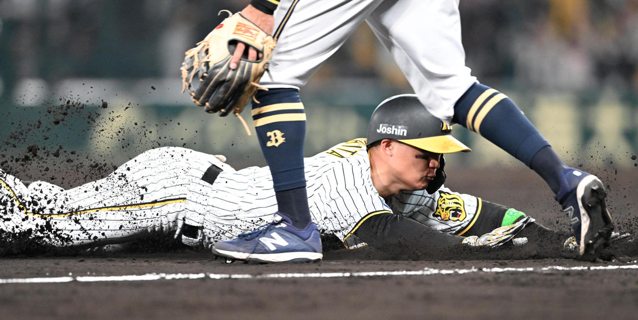 阪神対オリックス　8回裏阪神1死二、三塁、左中間に逆転となる2点適時三塁打を放った森下はヘッドスライディング（撮影・和賀正仁）