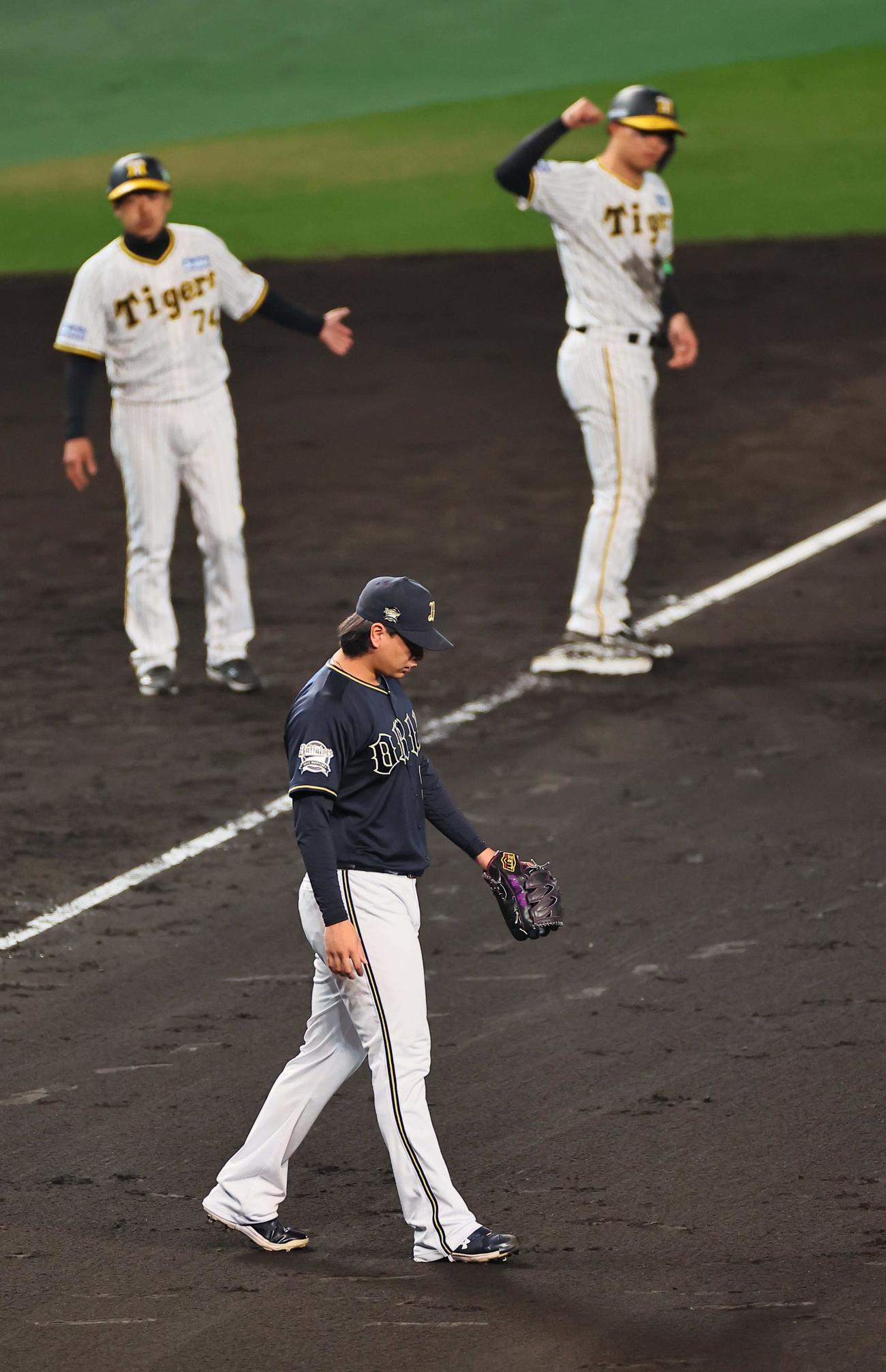 日本シリーズ第5戦　阪神対オリックス　8回裏阪神1死二、三塁、森下（右）に逆転2点適時三塁打を浴びた宇田川は肩を落としてマウンドに戻る（撮影・上田博志）