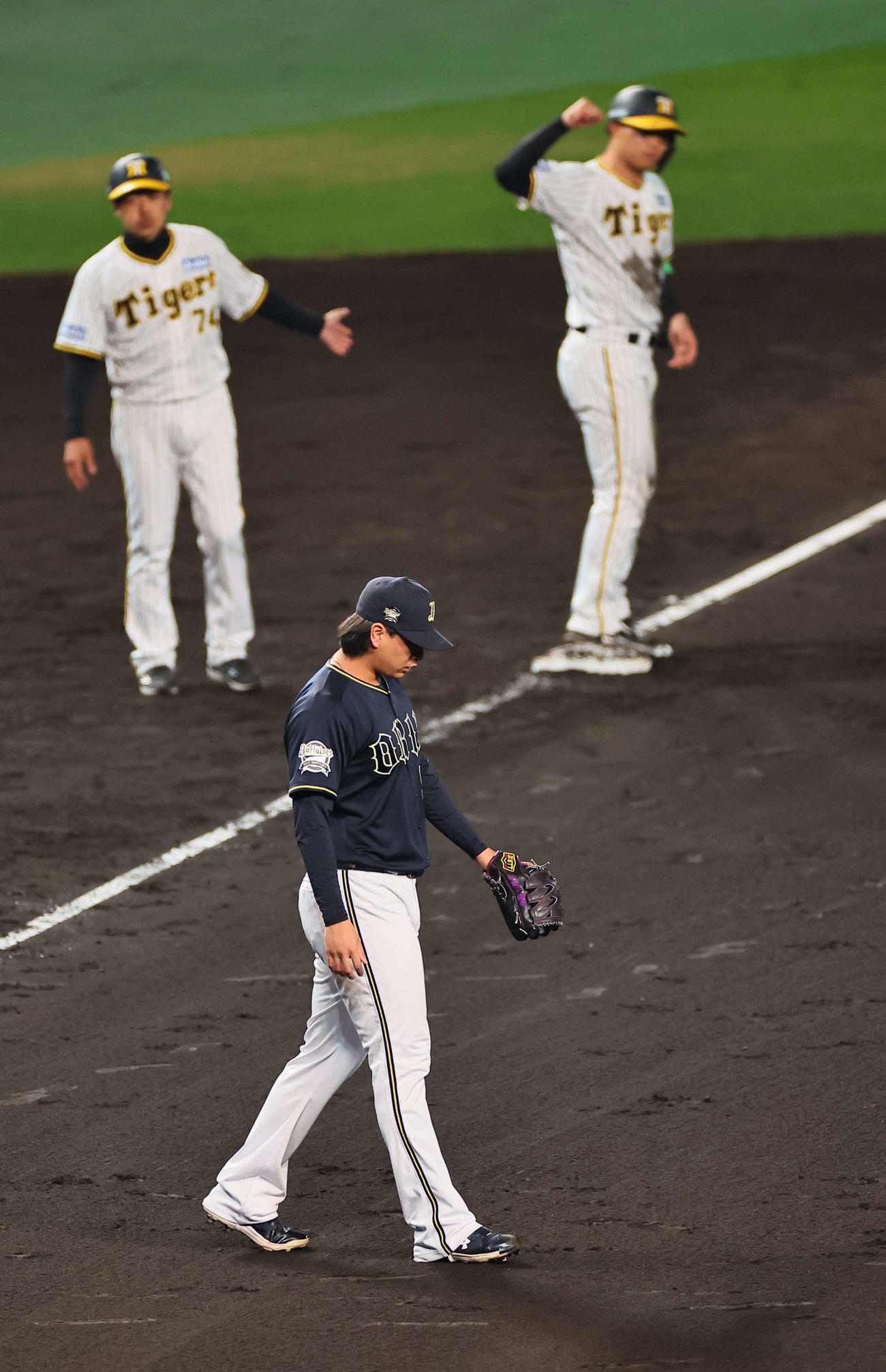 阪神対オリックス　8回裏阪神1死二、三塁、森下（右）に逆転2点適時三塁打を浴びた宇田川（手前）は肩を落としてマウンドに戻る（撮影・上田博志）
