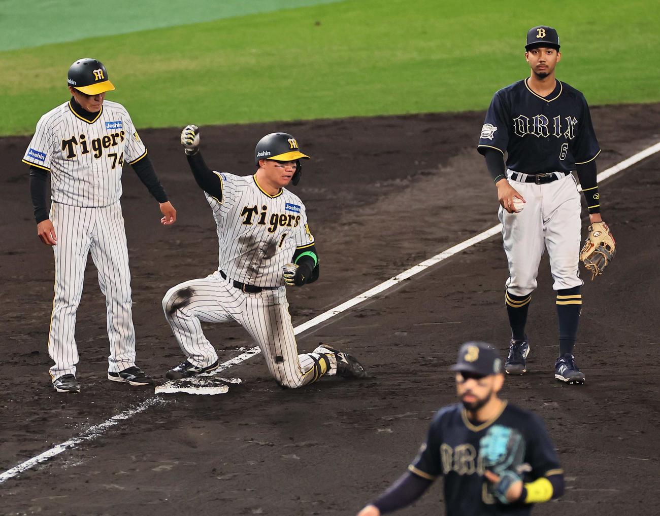 日本シリーズ第5戦　阪神対オリックス　8回裏阪神1死二、三塁、逆転2点適時三塁打を放った森下がガッツポーズをする（撮影・上田博志）