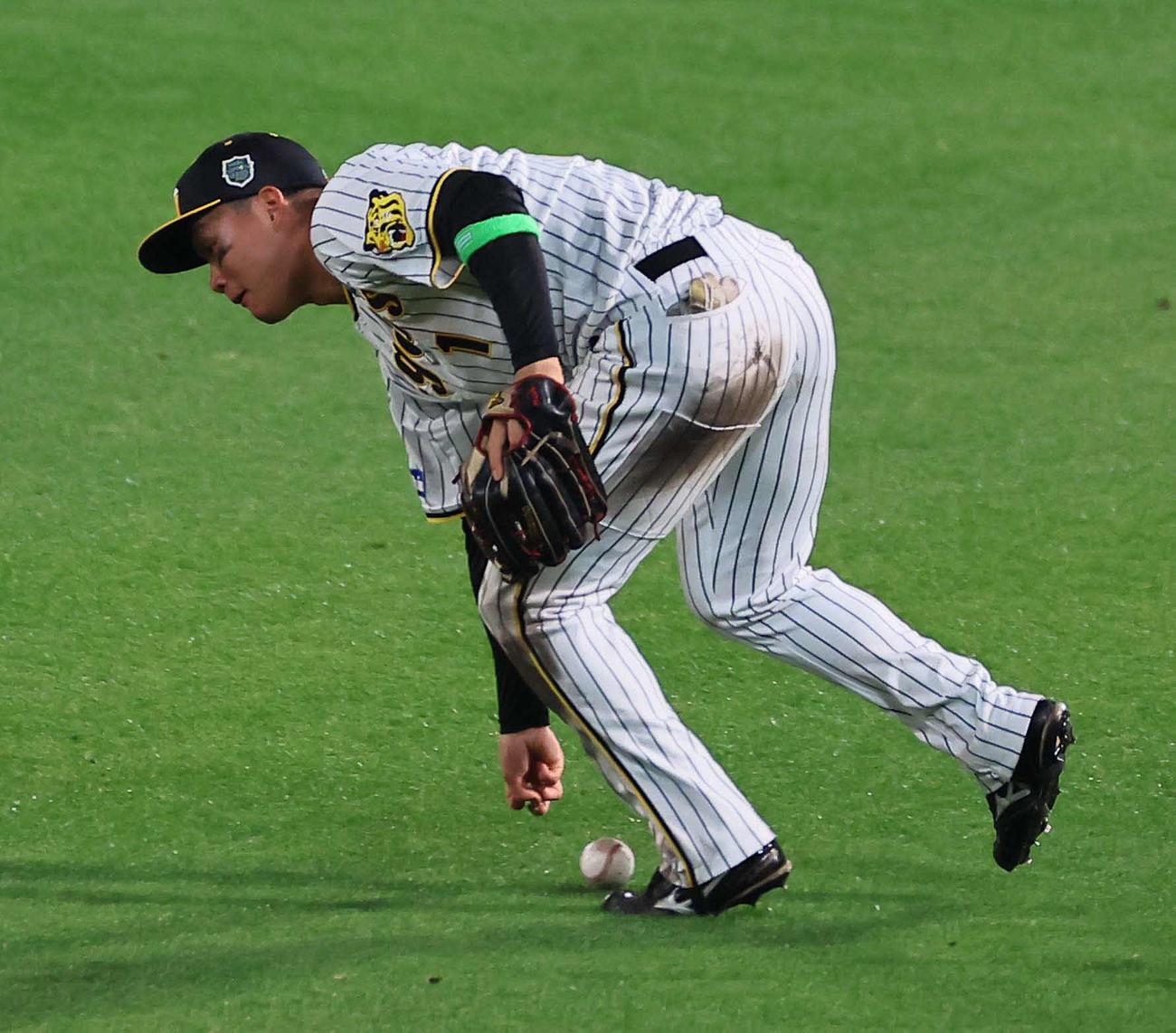 阪神対オリックス　7回表オリックス2死一塁、中野のカバーに入った森下もボールをつかみきれず宗の生還を許す（撮影・上田博志）