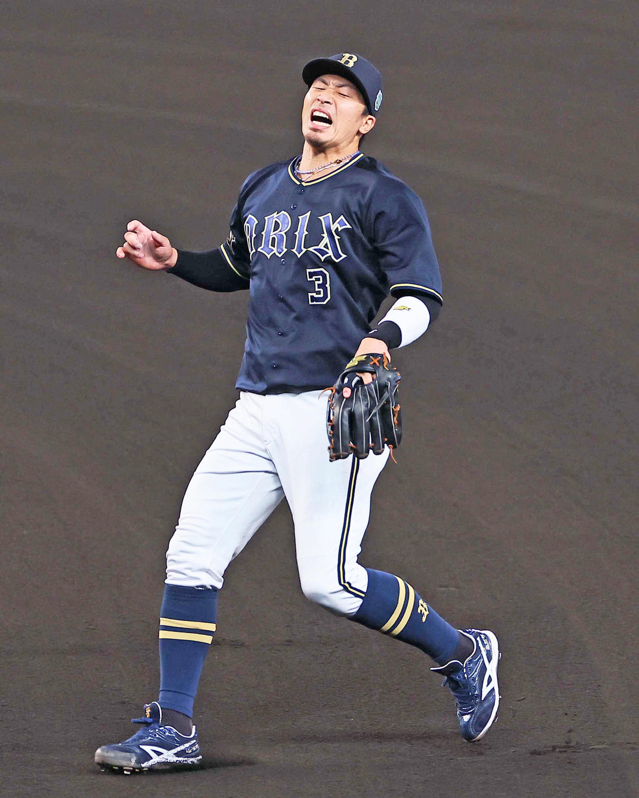 阪神対オリックス　8回裏阪神無死、木浪の打球を一塁へ悪送球し、悔しがる安達（撮影・上田博志）