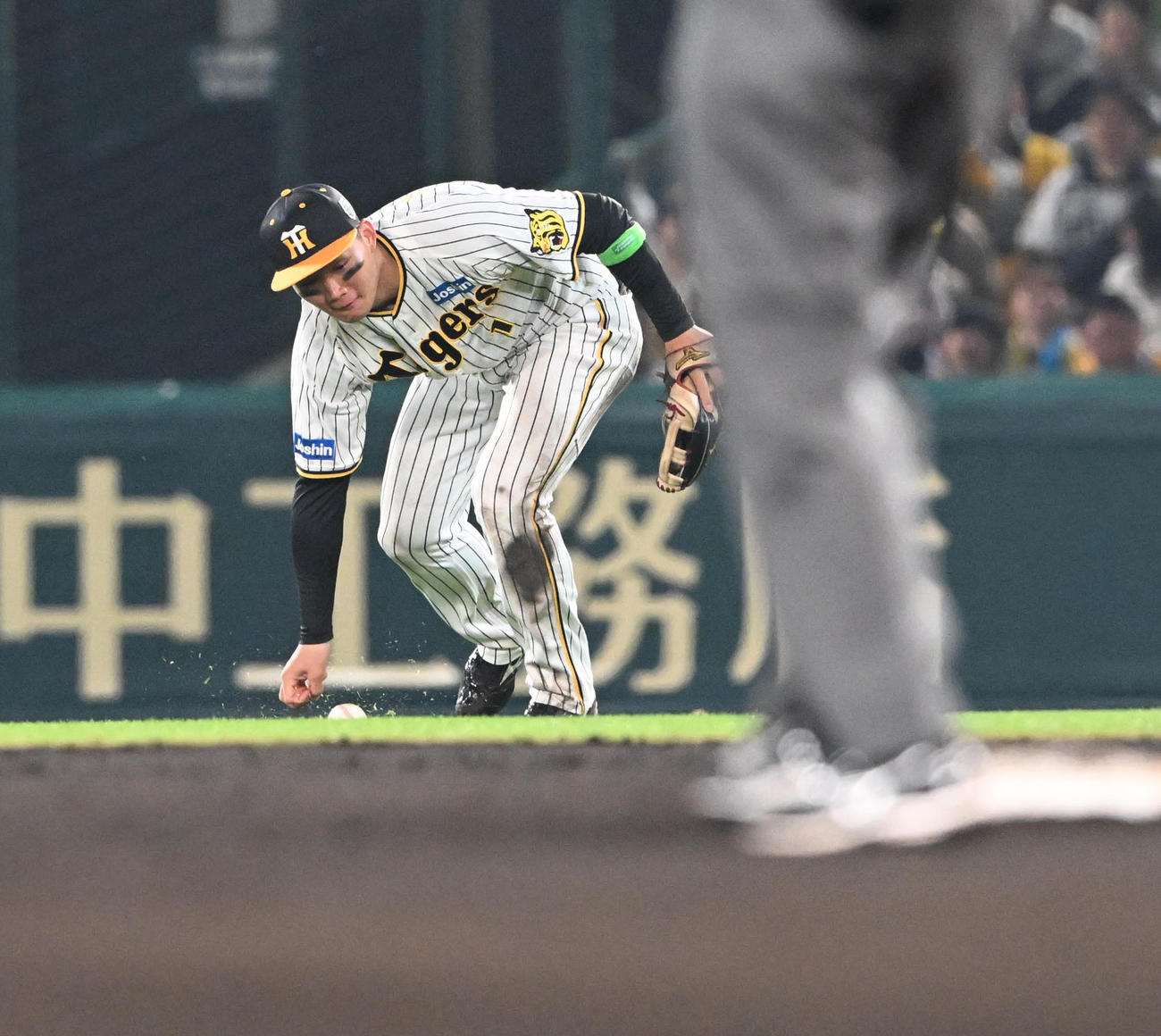 阪神対オリックス　7回表オリックス2死一塁、森の打球で二塁手中野がはじいたボールを後逸する右翼手森下（撮影・和賀正仁）