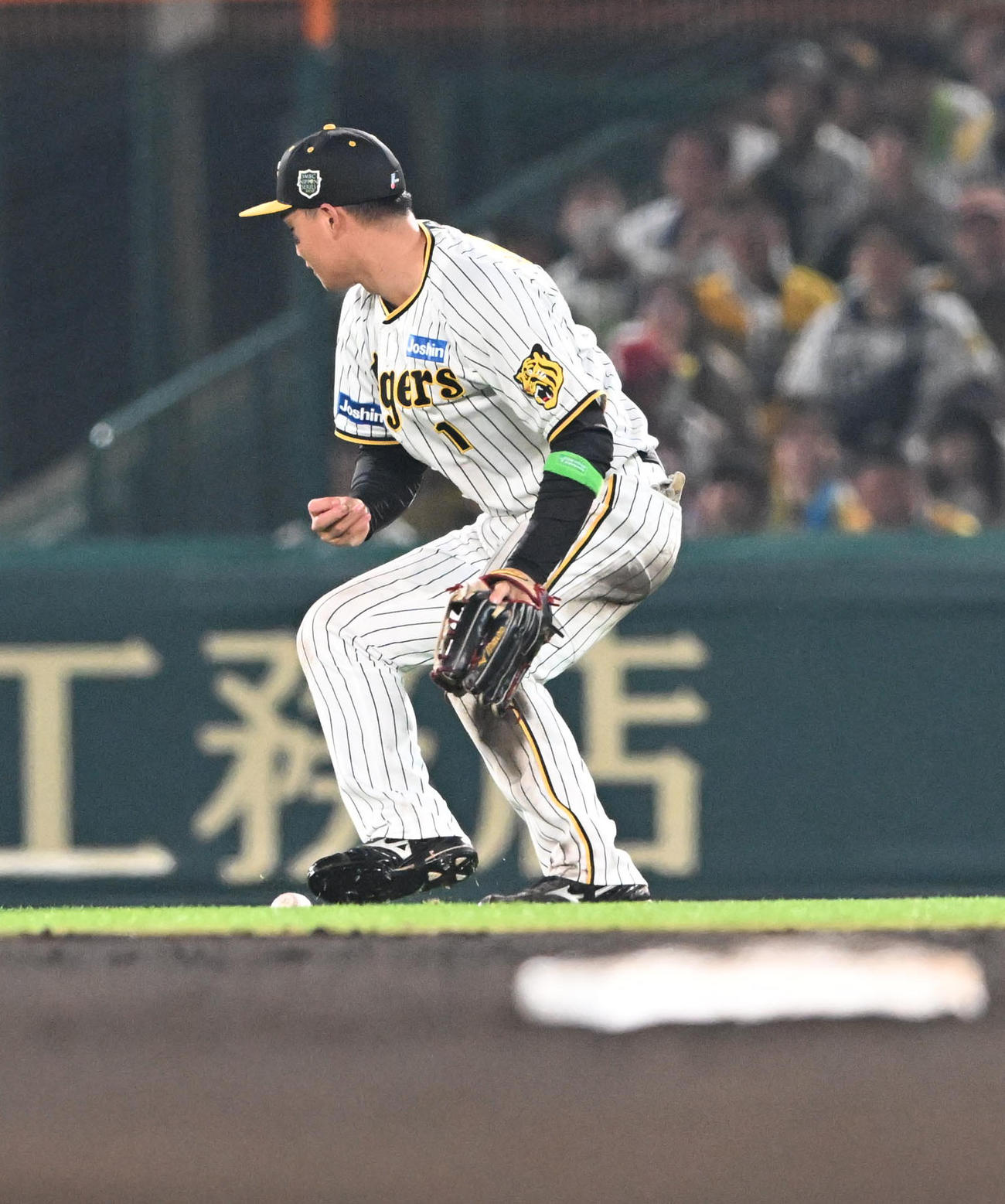 阪神対オリックス　7回表オリックス2死一塁、森の打球で二塁手中野がはじいたボールを後逸する右翼手森下（撮影・和賀正仁）