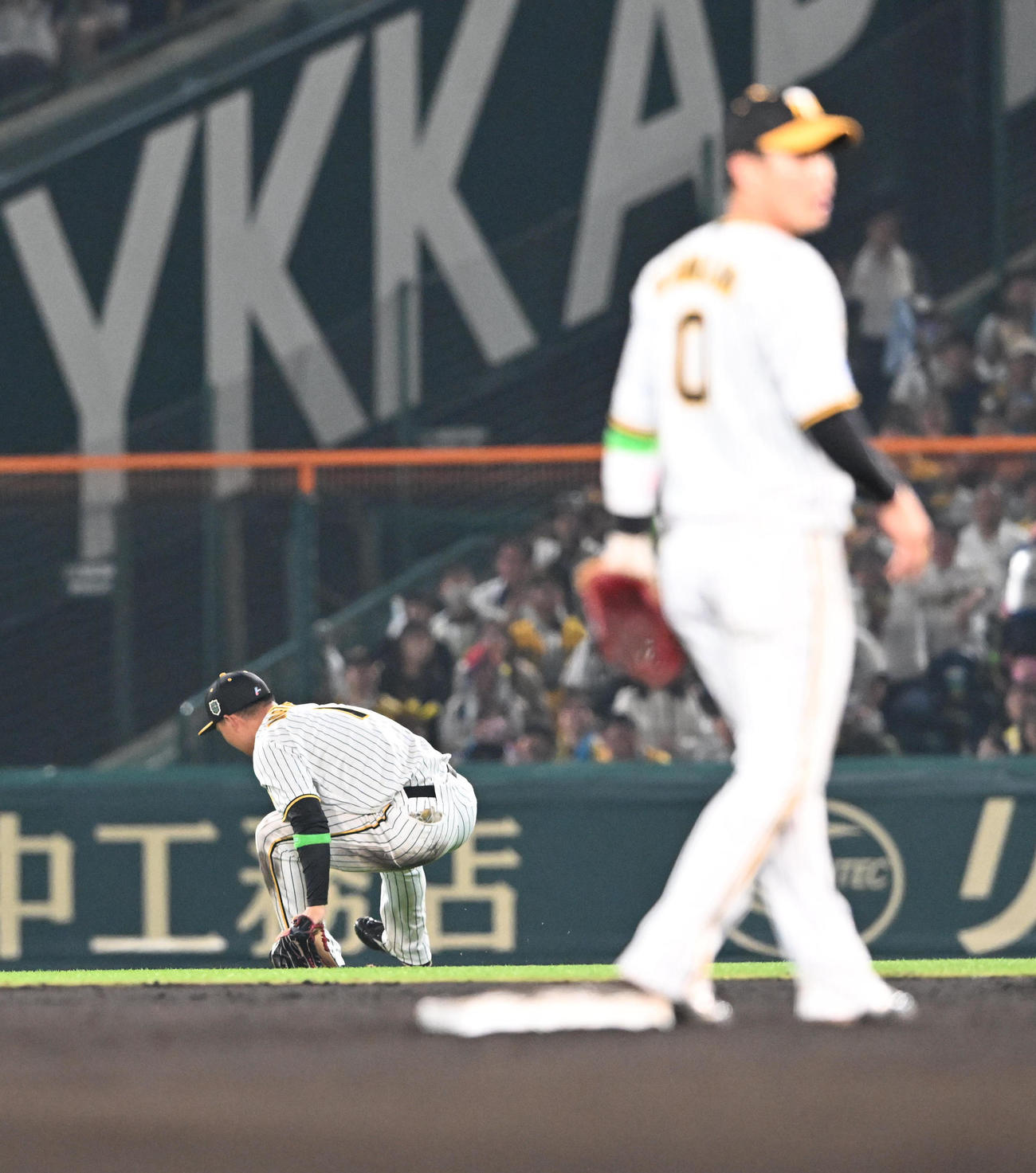 阪神対オリックス　7回表オリックス2死一塁、森の打球で二塁手中野がはじいたボールを後逸する右翼手森下（撮影・和賀正仁）