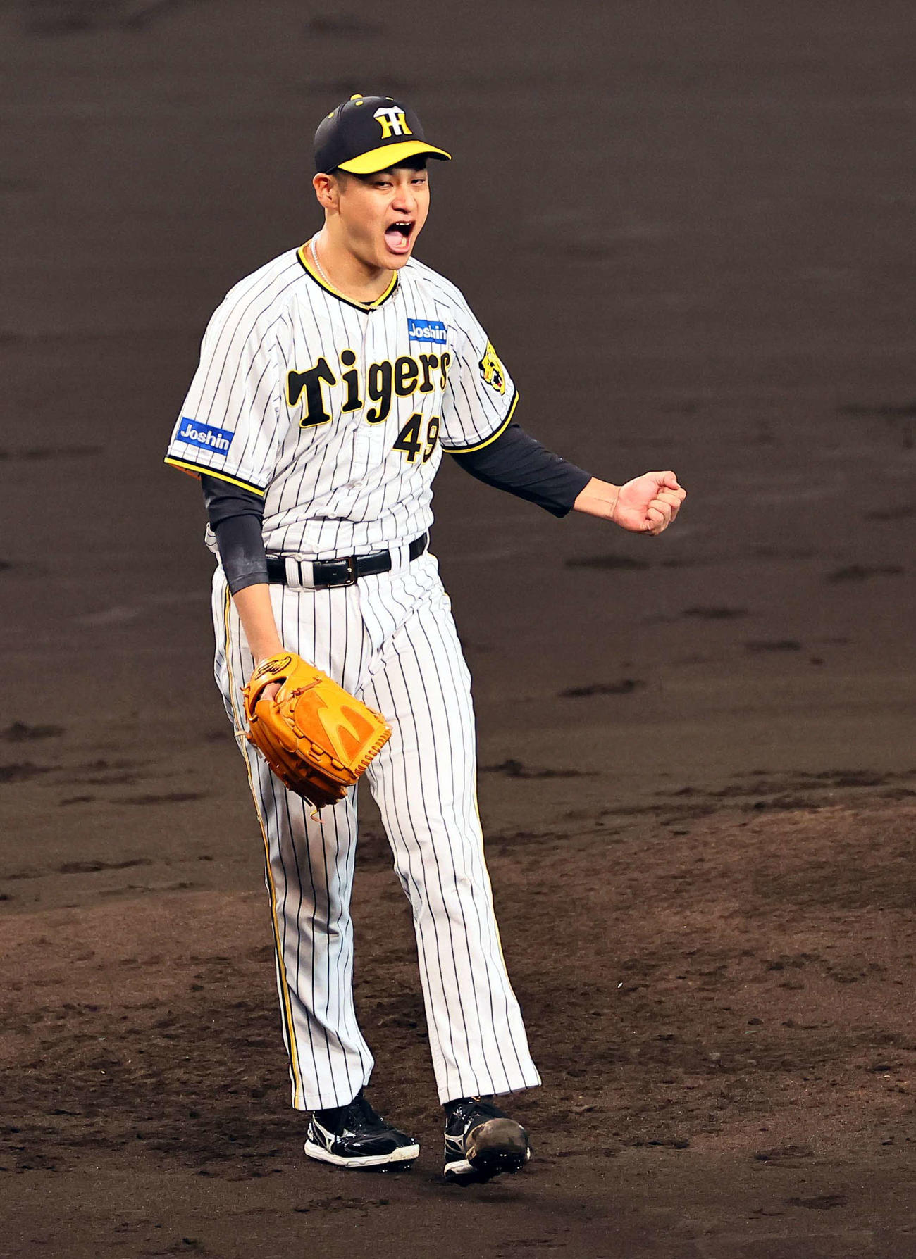 阪神対オリックス　2回表オリックス2死一、三塁、若月から三振を奪いガッツポーズをする大竹（撮影・上田博志）