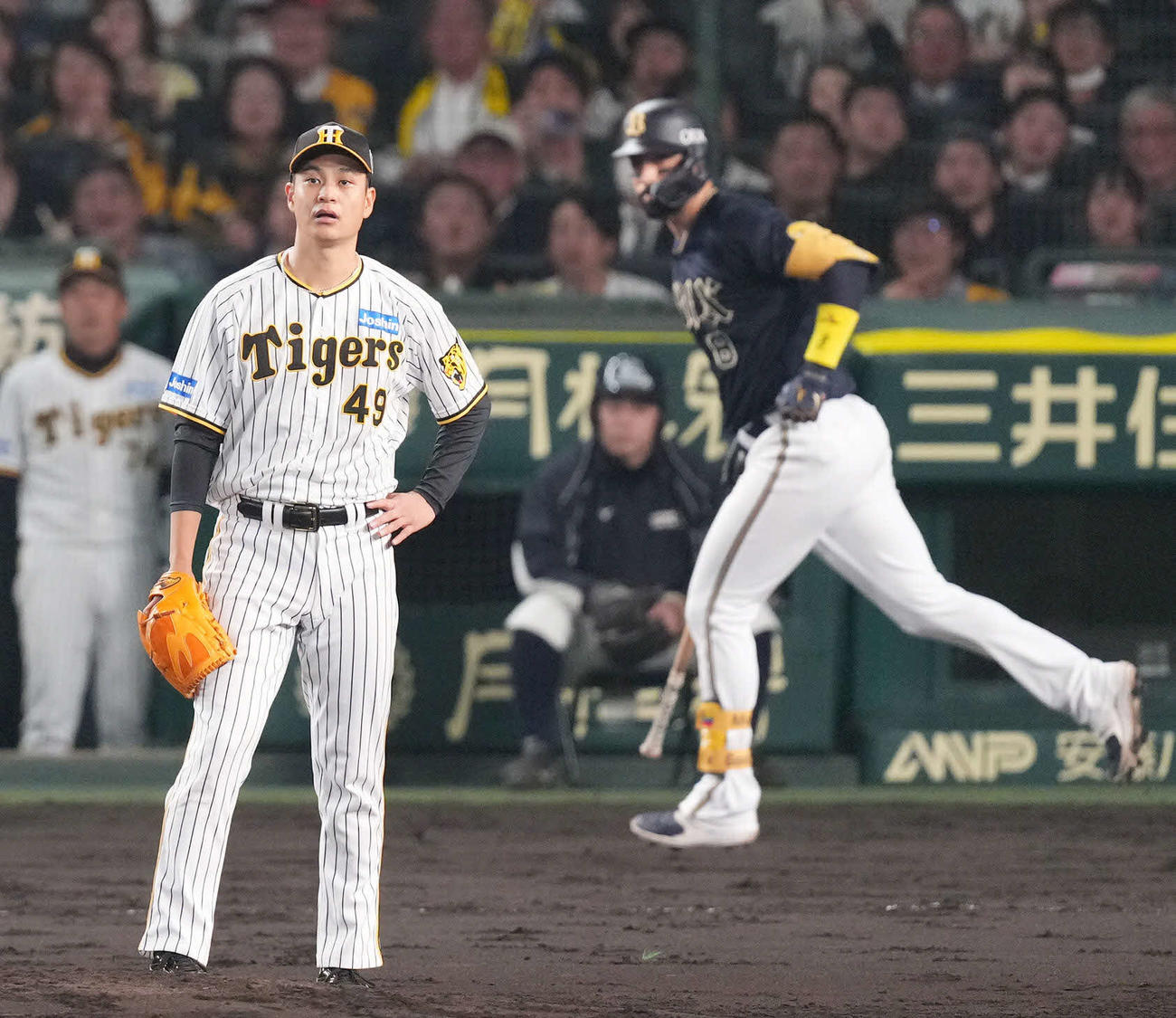 阪神対オリックス　4回表オリックス2死、ゴンザレス（右）に先制のソロ本塁打を打たれ、マウンドで肩を落とす大竹（撮影・菅敏）